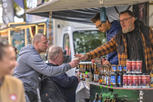 oktoberfest szczecin 2025: trzy dni piwnej uczty, koncertów i bawarskiej zabawy