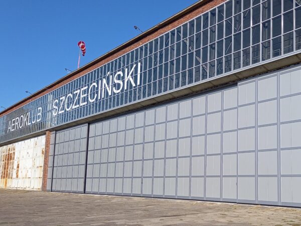 aeroklub szczeciński - a building with a large window