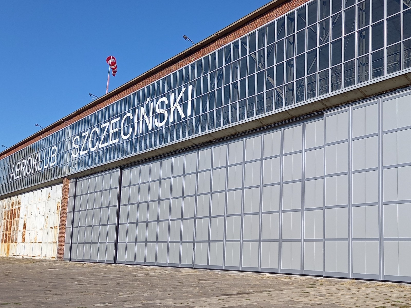 aeroklub szczeciński - a building with a large window