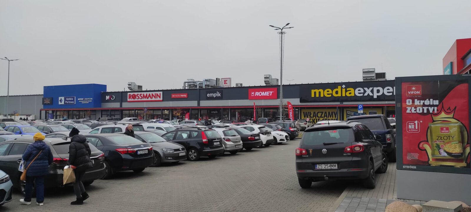 przy parku handlowym na rondzie hakena brakowało miejsc do parkowania. foto: adrian cerkowiak/grupa gumieńce