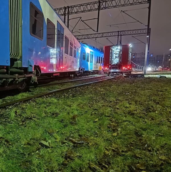 wykolejony pociąg