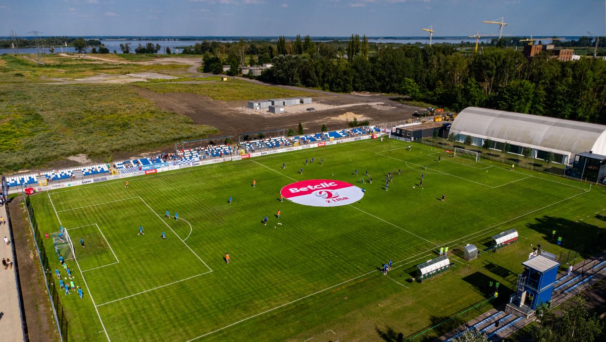 ekran led dla stadionu świtu. są dwie oferty, jedna poza budżetem
