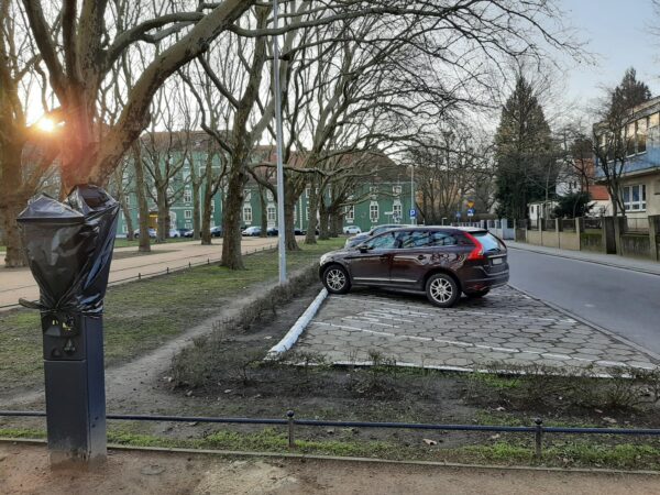 bezpłatny parking przy jasnych błoniach. do końca kwietnia za darmo zaparkujesz na byłym ppn ogińskiego