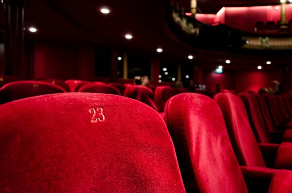 kino inaczej – czyli jak klasyka filmowa nabiera nowego życia w kinie pionier