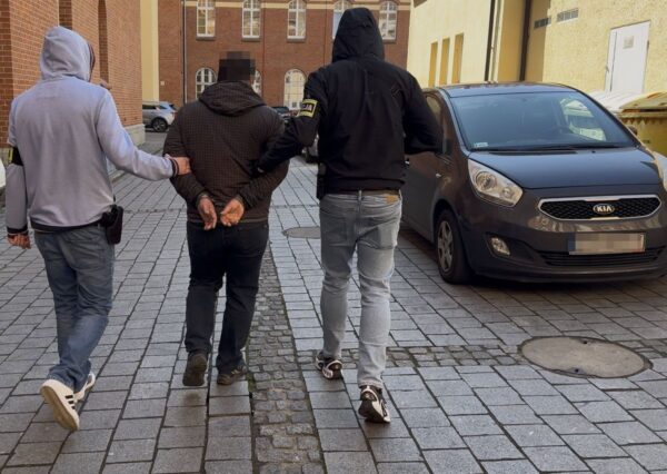 scena jak z filmu "szybcy i wściekli". pościg zakończyła ślepa uliczka