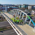 podskoki, przysiady i marsz! nowa kładka nad struga przeszła swój pierwszy test wytrzymałości