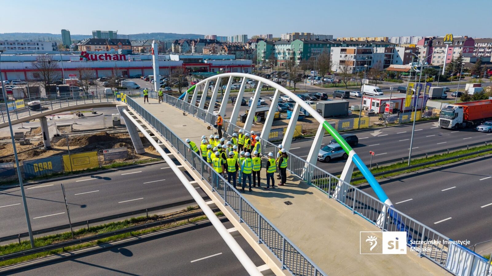 podskoki, przysiady i marsz! nowa kładka nad struga przeszła swój pierwszy test wytrzymałości