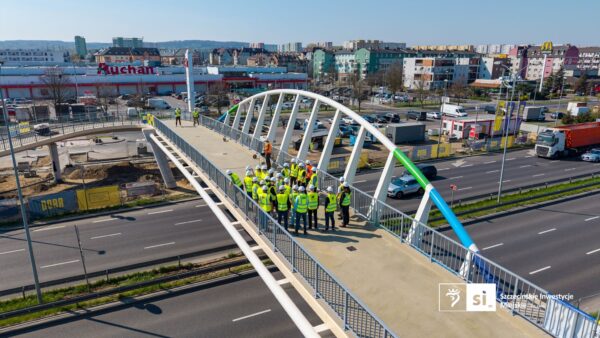 podskoki, przysiady i marsz! nowa kładka nad struga przeszła swój pierwszy test wytrzymałości