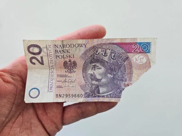 starsza pani sprzedawała warzywa. ktoś zapłacił jej podartym banknotem i... zniknął!