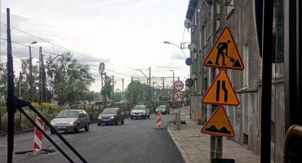 utrudnienia na ul. nad odrą. slalom między pachołkami i dziurami