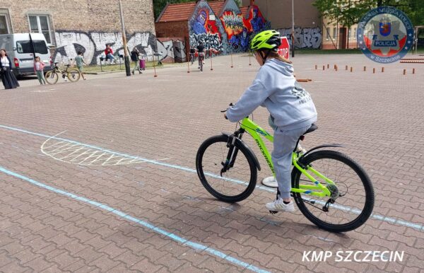 mali cykliści na start! uczniowie ze szczecińskich szkół zdają egzamin na kartę rowerową