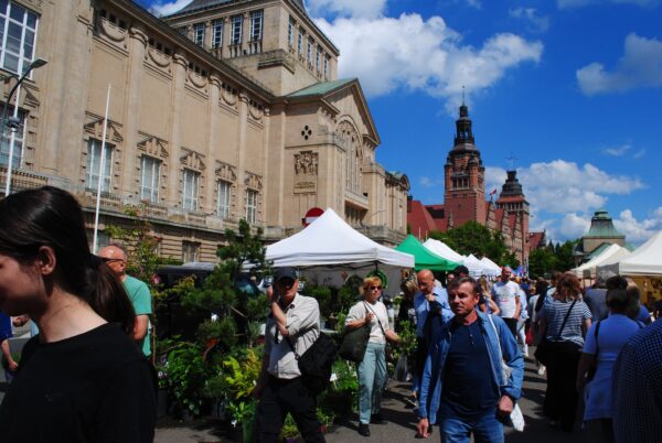 „pamiętajcie o ogrodach” – święto zieleni na wałach chrobrego trwa!