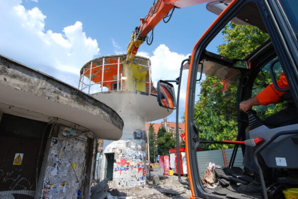 poszerz swoje horyzonty – wyburz dom z naprzeciwka!