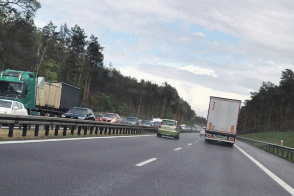 majówkowe powroty w deszczu i korkach. uwaga na trudne warunki i wzmożony ruch!