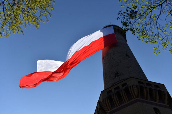od giga flagi, po gigantyczne godło. polak potrafi