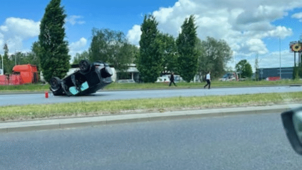 samochód dachował na ulicy struga w szczecinie. droga w kierunku centrum jest nieprzejezdna