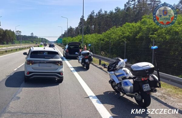 policjanci z drogówki eskortowali 85-latkę do szpitala. liczyła się każda minuta
