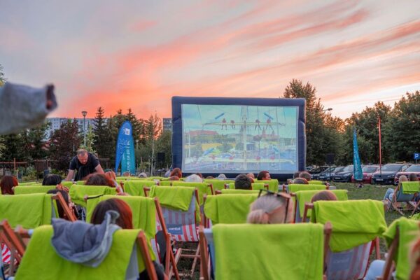letnie wieczory z filmem pod chmurką. kino na leżakach wraca do szczecina!