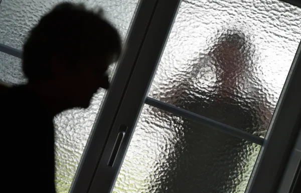 70-letnia mieszkanka szczecina oskarżona o 10 lat stalkingu sąsiadów. sprawa trafiła do sądu