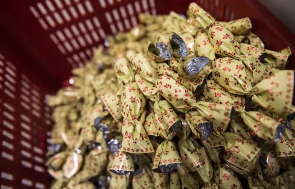 szpilki w cukierkach na halloween. prokuratura umorzyła śledztwo, ale sprawa wciąż pozostaje otwarta