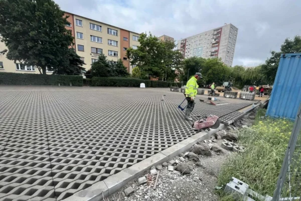 nowe miejsca parkingowe przy ul. szafera. koniec z rozjeżdżonym placem