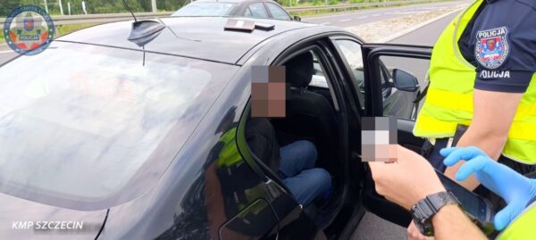 nielegalni imigranci w samochodzie. zatrzymanie podczas porannej kontroli w szczecinie