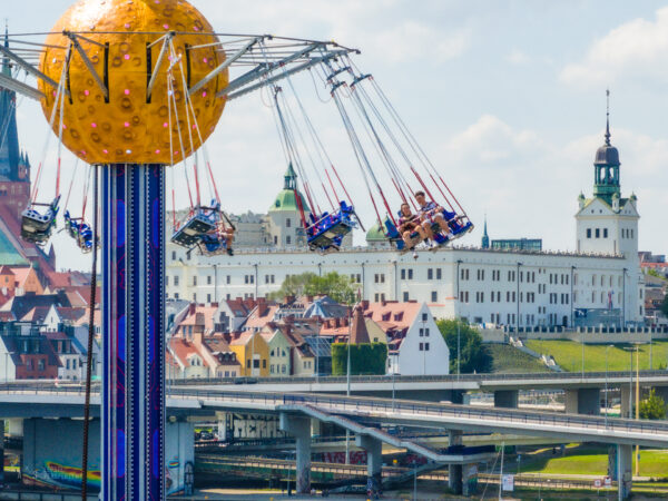 dwa wesołe miasteczka podczas żagli 2025 – atrakcje po obu stronach odry