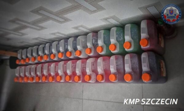 gigantyczny magazyn narkotyków rozbity. zabezpieczono 120 litrów opioidów