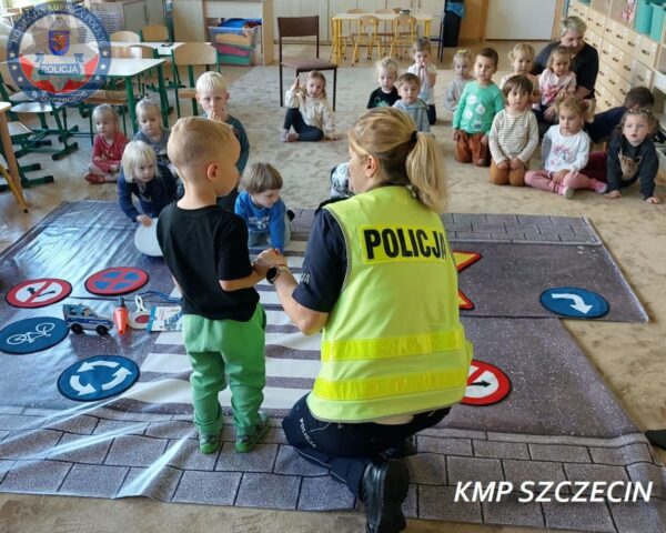 policjanci uczą przedszkolaki bezpieczeństwa na drodze