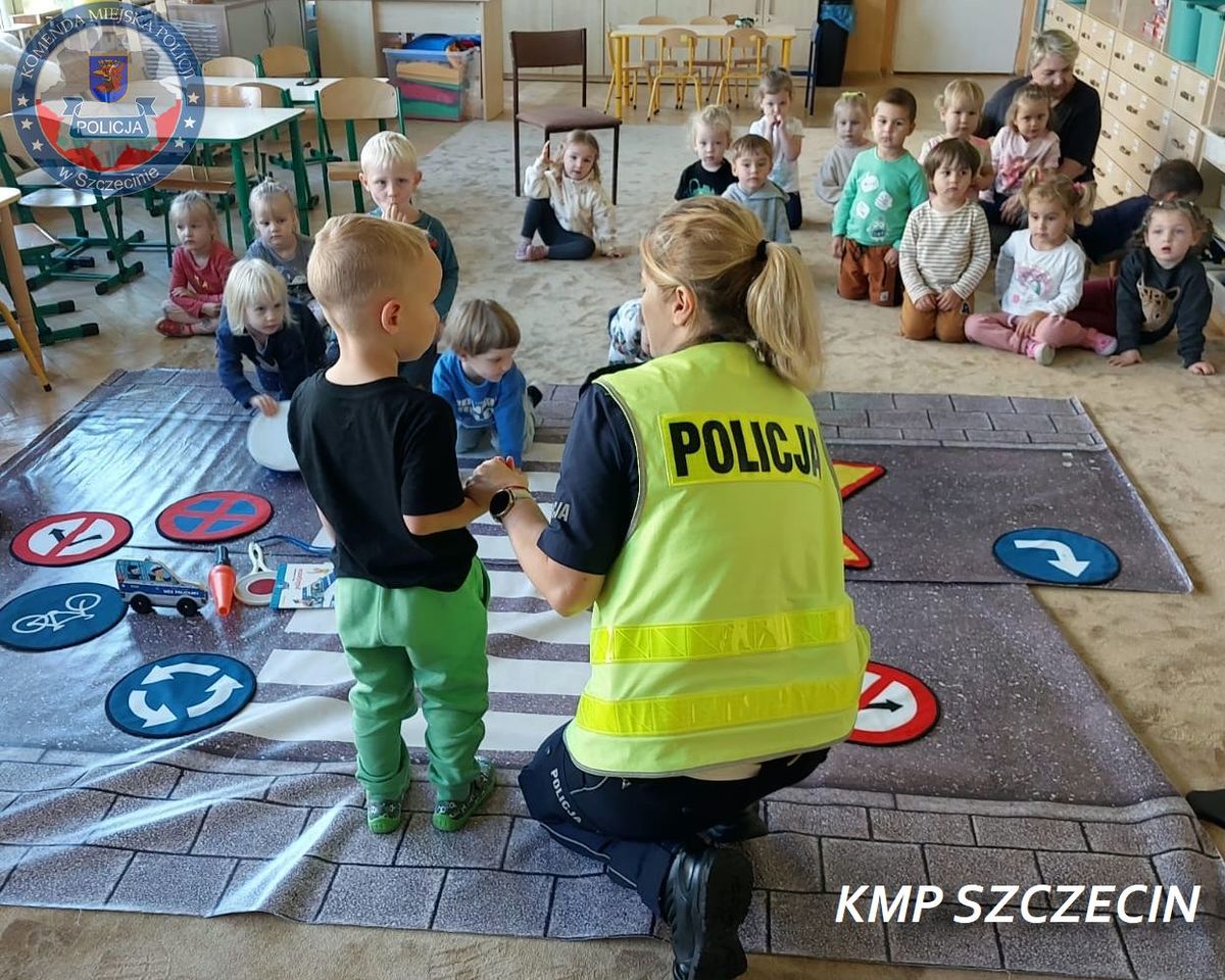 policjanci uczą przedszkolaki bezpieczeństwa na drodze