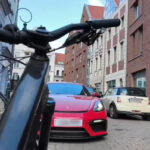 rowerzysta kontra kierowcy na starym mieście. kolejny incydent z udziałem tego samego mężczyzny