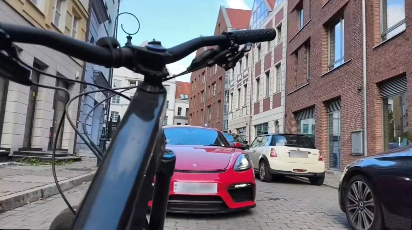 rowerzysta kontra kierowcy na starym mieście. kolejny incydent z udziałem tego samego mężczyzny