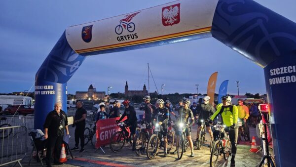 ultra gryfus 2025: niemal 200 rowerzystów objechało zalew szczeciński