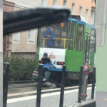 niebezpieczna „zabawa” na asnyka. dwóch chłopców ryzykowało życiem dla filmiku