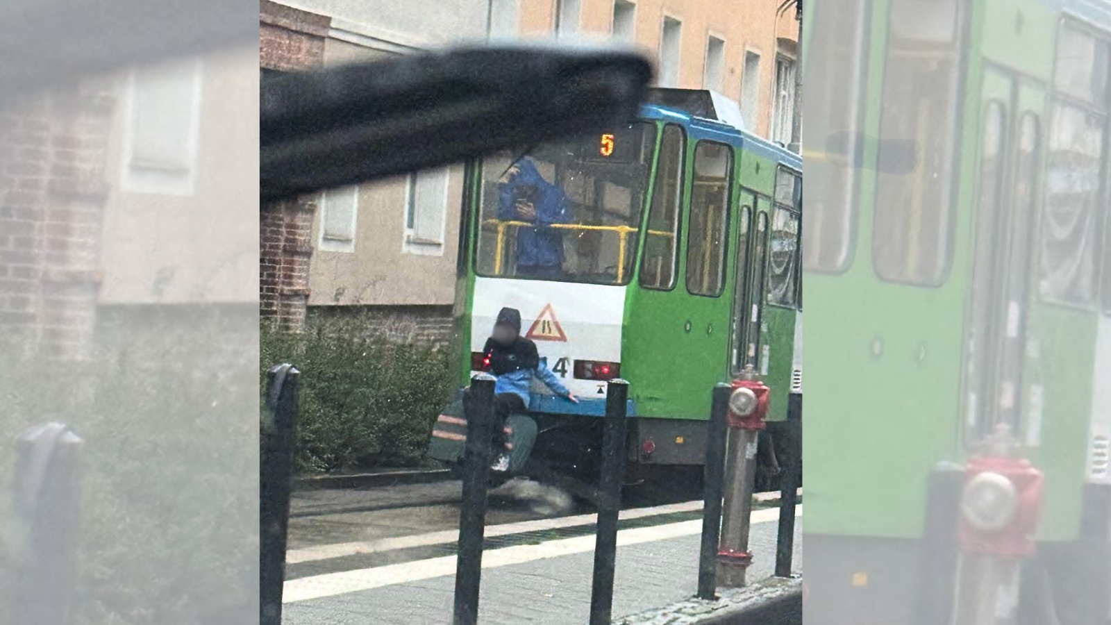 niebezpieczna „zabawa” na asnyka. dwóch chłopców ryzykowało życiem dla filmiku