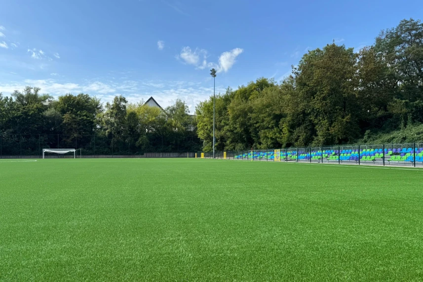 nowa murawa, nowe światło, nowa jakość. boisko po modernizacji znów otwarte dla piłkarzy