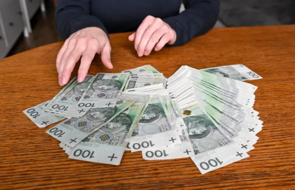 areszt dla fałszerza banknotów. zabezpieczono ponad 1200 podrobionych pieniędzy