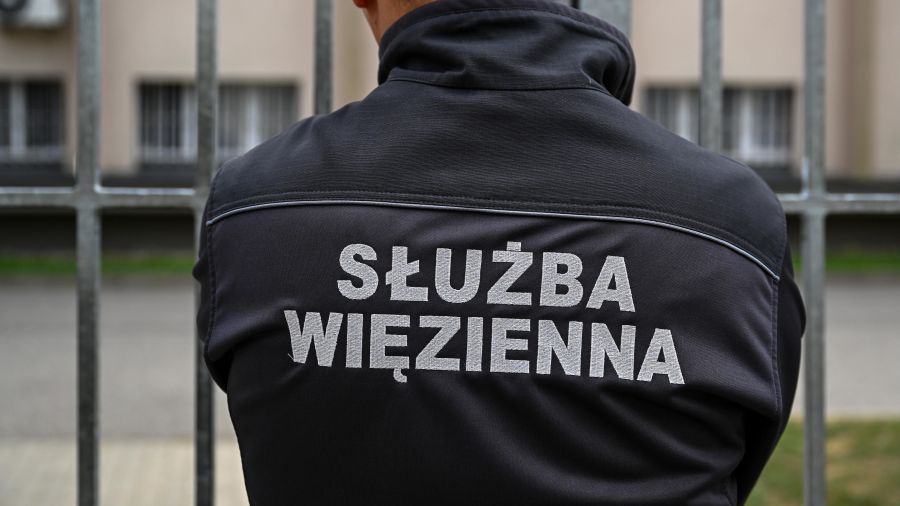 brutalny rozbój w lombardzie, pobity pracownik i groźby wobec funkcjonariusza