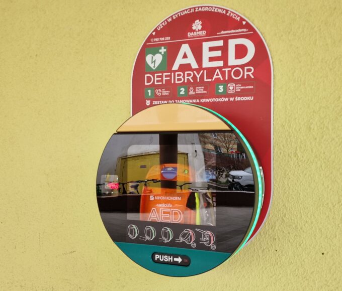 Osiem nowych defibrylatorów AED już działa w gminie – a to dopiero początek 16 osiem nowych defibrylatorów aed już działa w gminie – a to dopiero początek