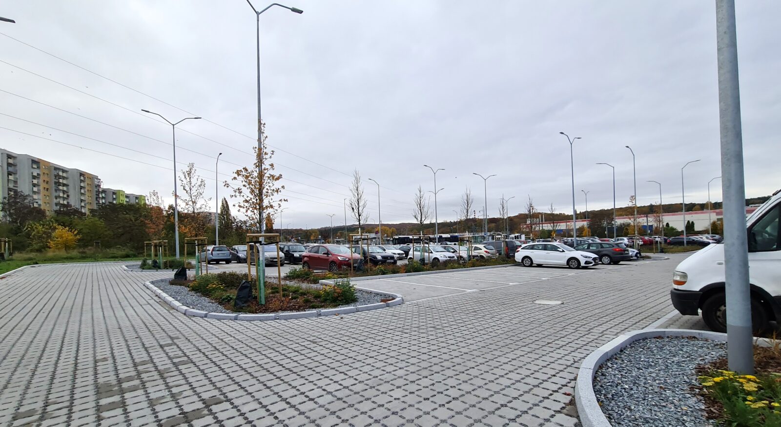 nowy parking przy pętli turkusowa wciąż z wolnymi miejscami