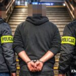 z piwem i papierosem wbiegł na dworzec. chwilę później był już w kajdankach