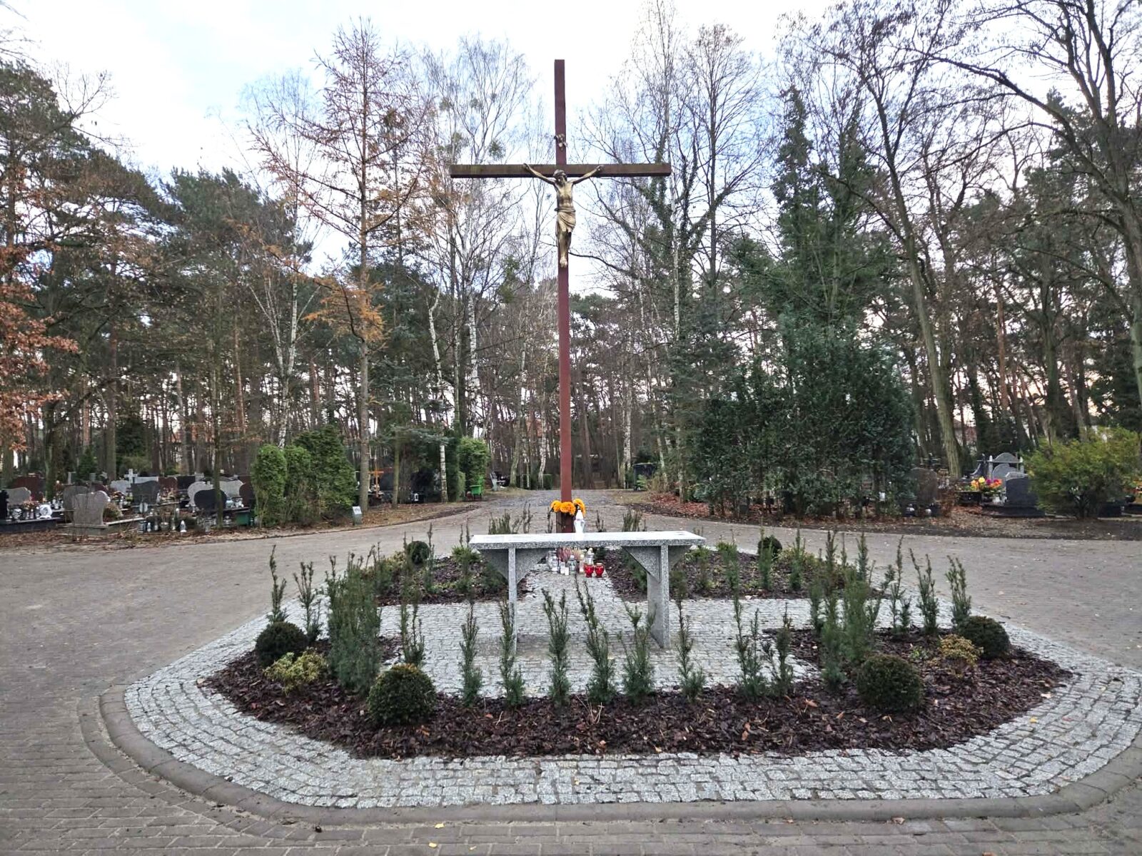 Nowa aleja na cmentarzu w Dąbiu gotowa. Koniec z kałużami i nierównościami 5 nowa aleja na cmentarzu w dąbiu gotowa. koniec z kałużami i nierównościami