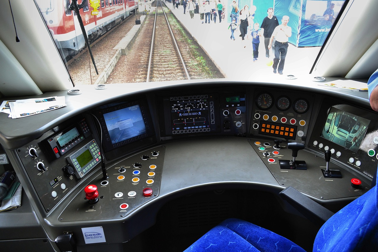 ETCS na trasie Poznań – Szczecin coraz bliżej. PKP PLK ogłosiły kluczowy przetarg na nowoczesny system 5 maszynista-pociag-wnetrze