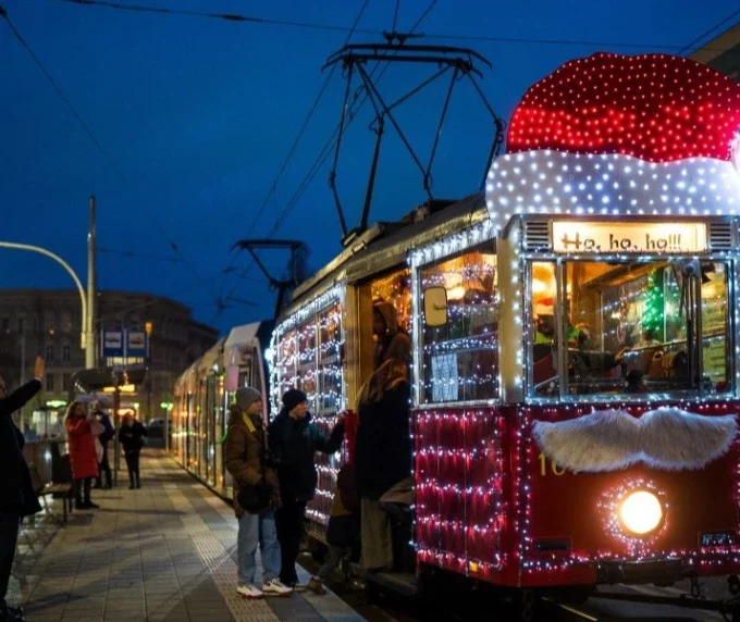 Tylko dziś możesz przejechać się kultowym czerwonym tramwajem 17 tylko dziś możesz przejechać się kultowym czerwonym tramwajem
