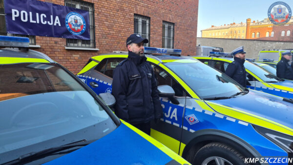 nowe radiowozy wyjechały na ulice szczecina. policja wzmocniona sprzętem i ludźmi, którzy ratują życie
