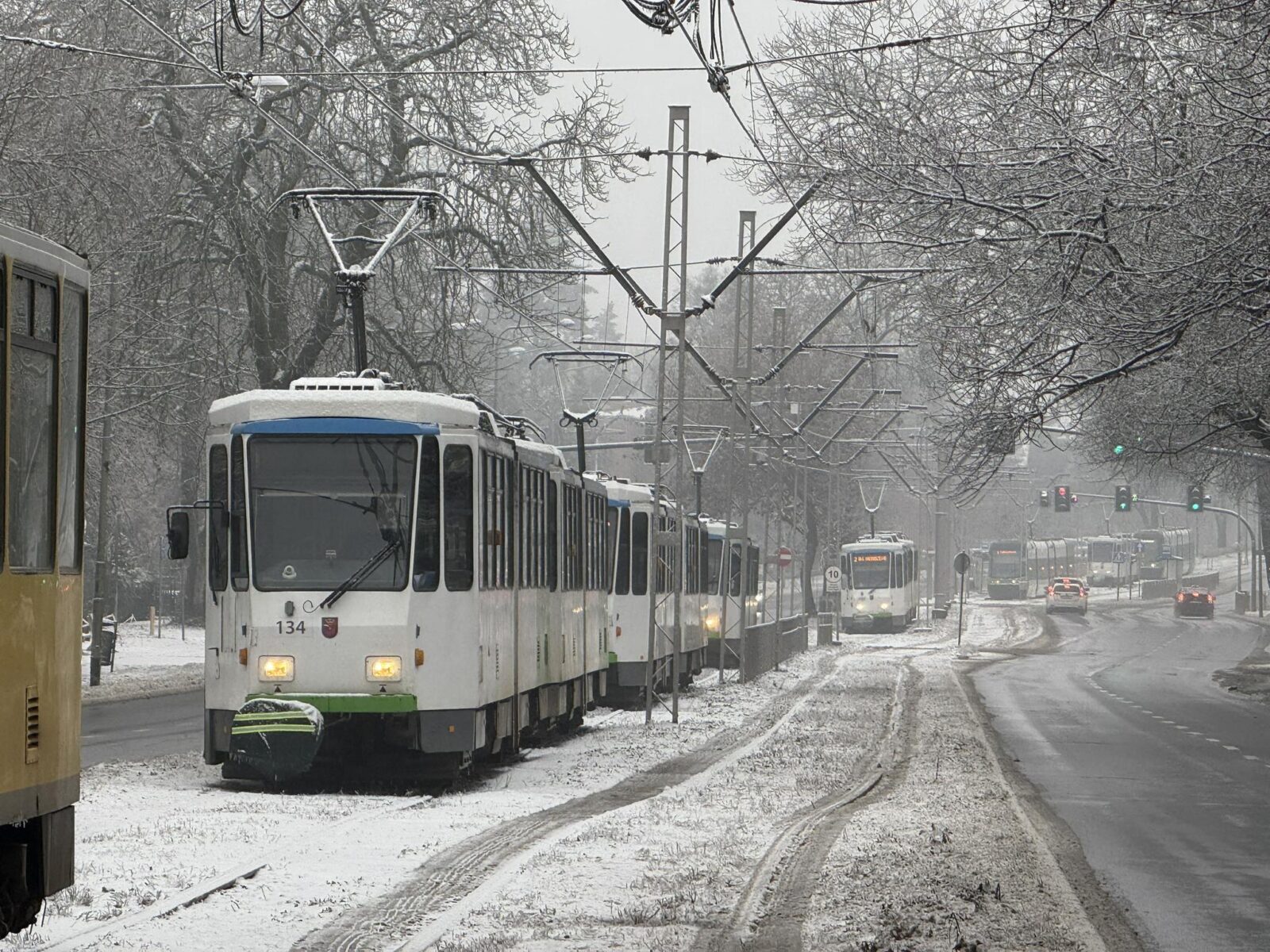 tramwaje będą ściągane z całego miasta. lód skuł trakcję