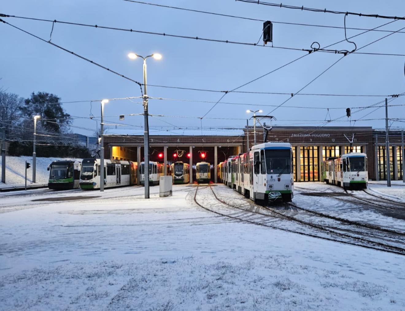 komunikacyjny paraliż w szczecinie. dziesiątki linii odwołanych, objazdy i wstrzymany ruch