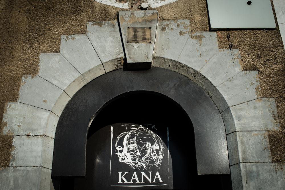„sit down tragedy” wraca do teatru kana