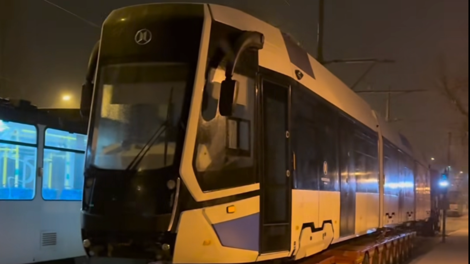 nowy tramwaj już w szczecinie. moderus gamma dotarł do zajezdni w ekstremalnych warunkach