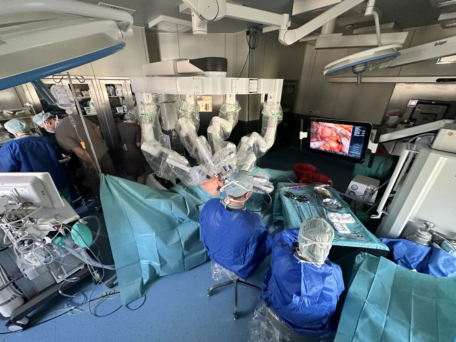 robot zamiast skalpela. szczeciński szpital bije rekordy i szykuje kolejny przełom